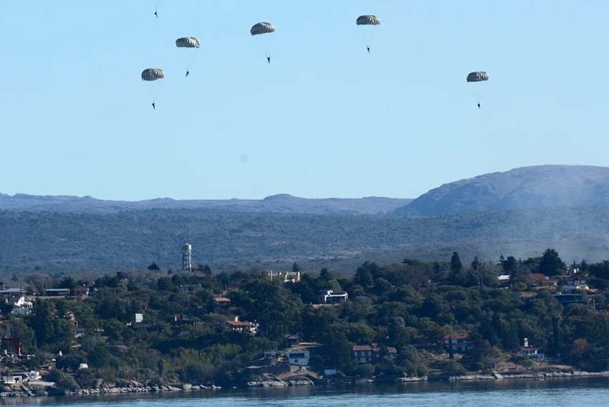 Carlos Paz. Paracaidistas cautivaron a los habitantes de Carlos Paz (Foto: El Diario de Carlos Paz).