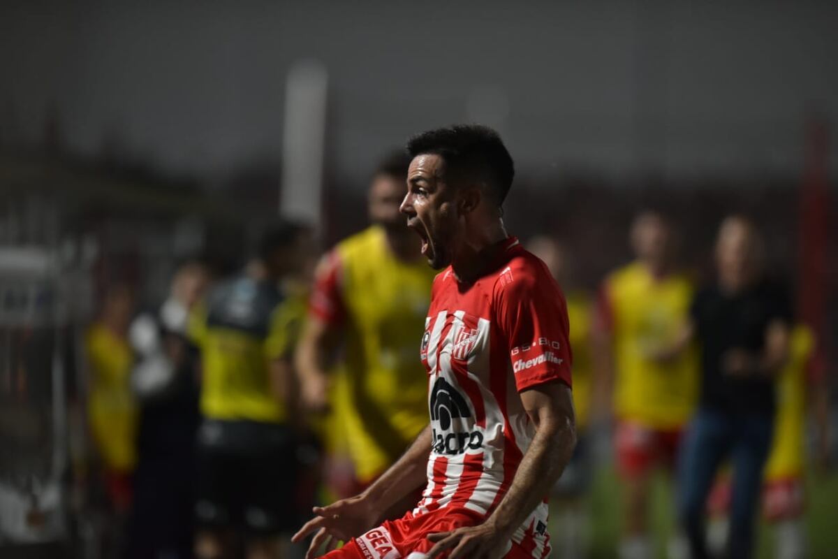 El Albirrojo lo jugó con dientes apretados y la cabeza fría. Y si hay alguien que ejemplifique eso a la perfección es Roberto Bochi, autor del gol del triunfo. (Facundo Luque / La Voz)