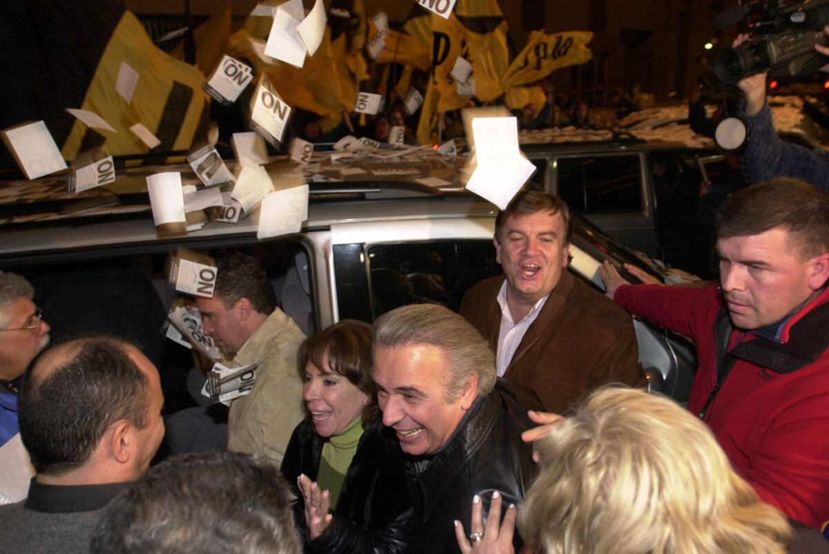 De la Sota, en julio de 2001, tras el triunfo de la boleta del Sí en la consulta popular por el achicamiento de gastos en la Legislatura. (La Voz/ Archivo)