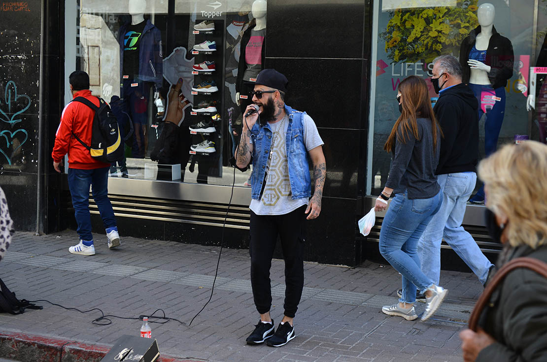 Ulises malo imitador de Ulises buenoCantante cuarteto callejero en calle San MartinFoto Jose Gabriel Hernandez