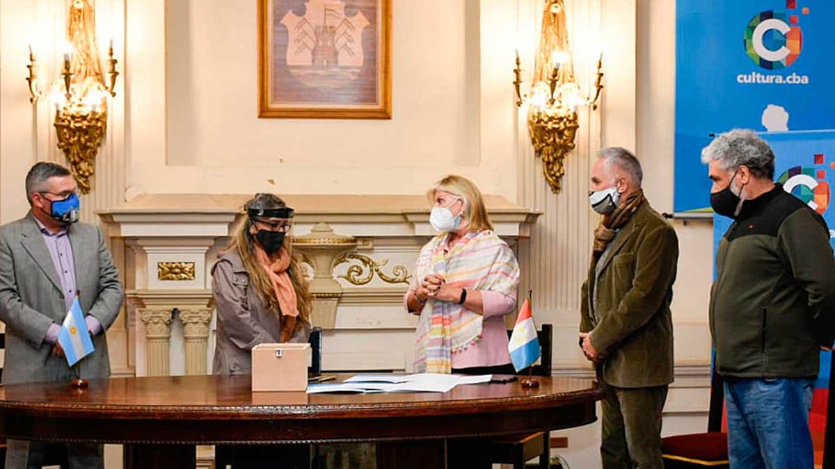 Entrega vasija al gobierno de Perú. / Agencia Córdoba Cultura