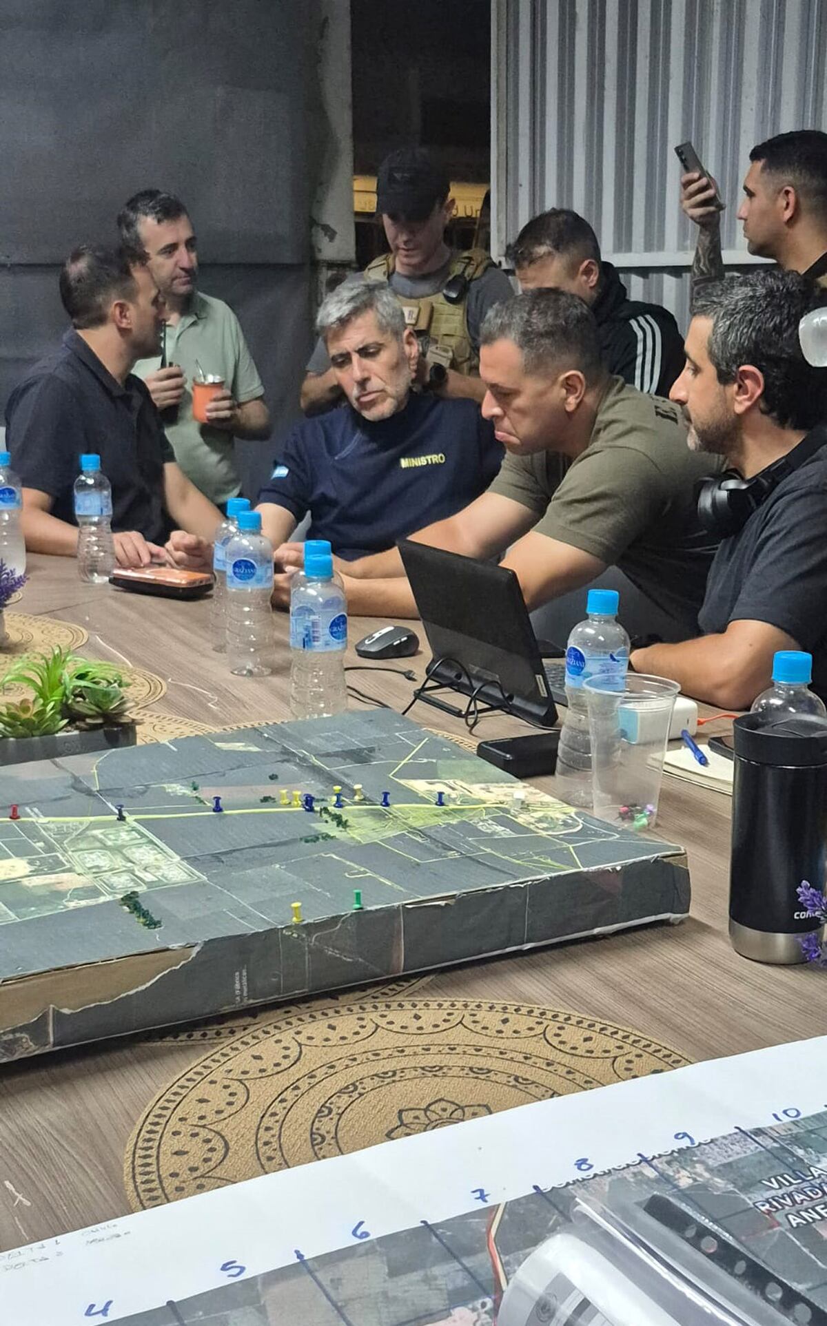 El ministro de Seguridad, Juan Pablo Quinteros, en la base de operaciones. (Gobierno de Córdoba)