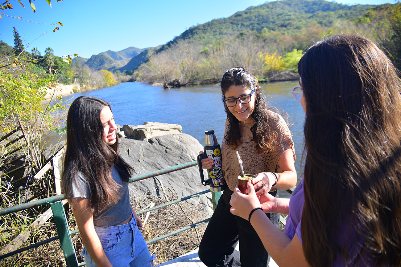 Martina, Sarai y Agustina en su casa de Diquecito, La Calera. (Pedro Castillo / La Voz ).