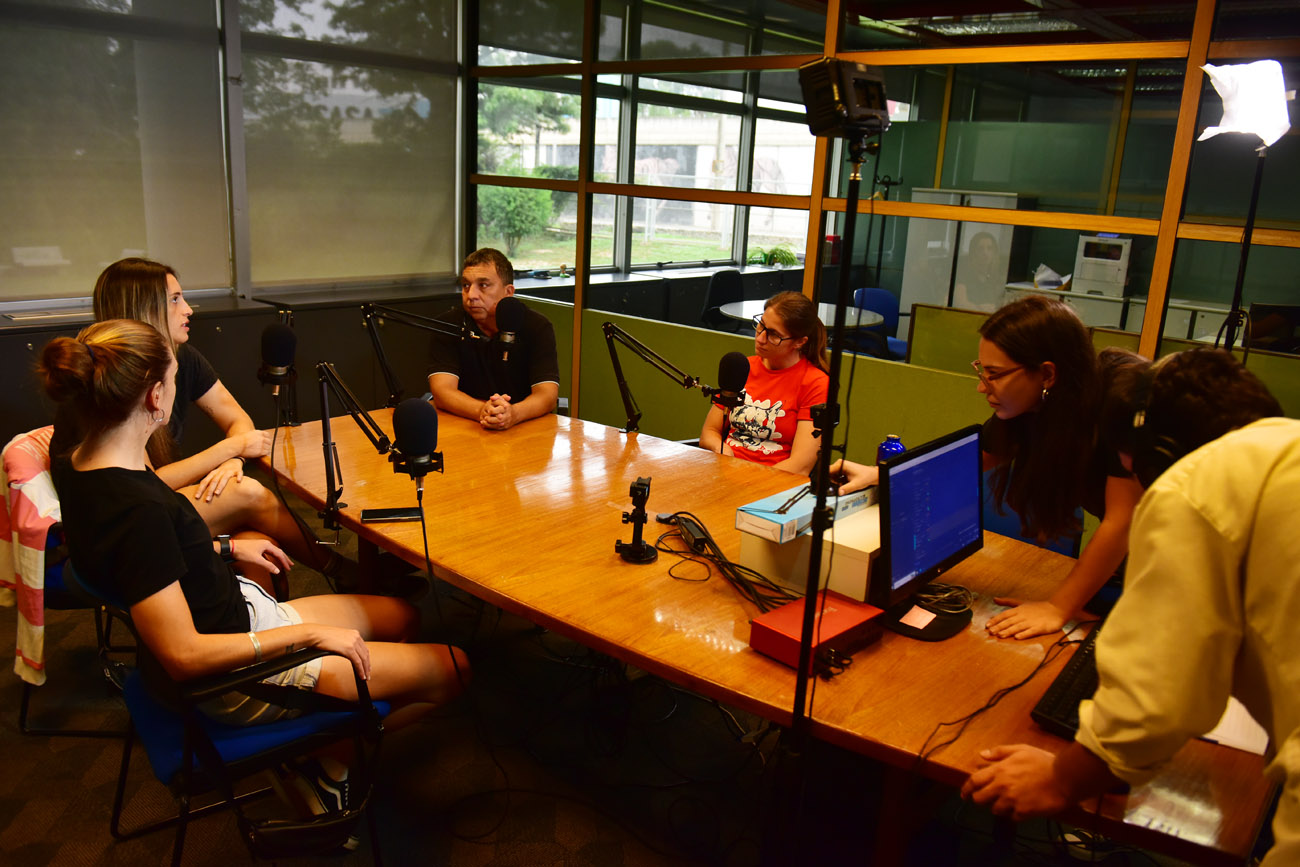 Lucila RIvarola y Sofía Oxandabarat, jugadoras del equipo femenino de fútbol de Talleres en la grabación del podcast Mundo Albiazul.  (Nicolás Bravo / La Voz)