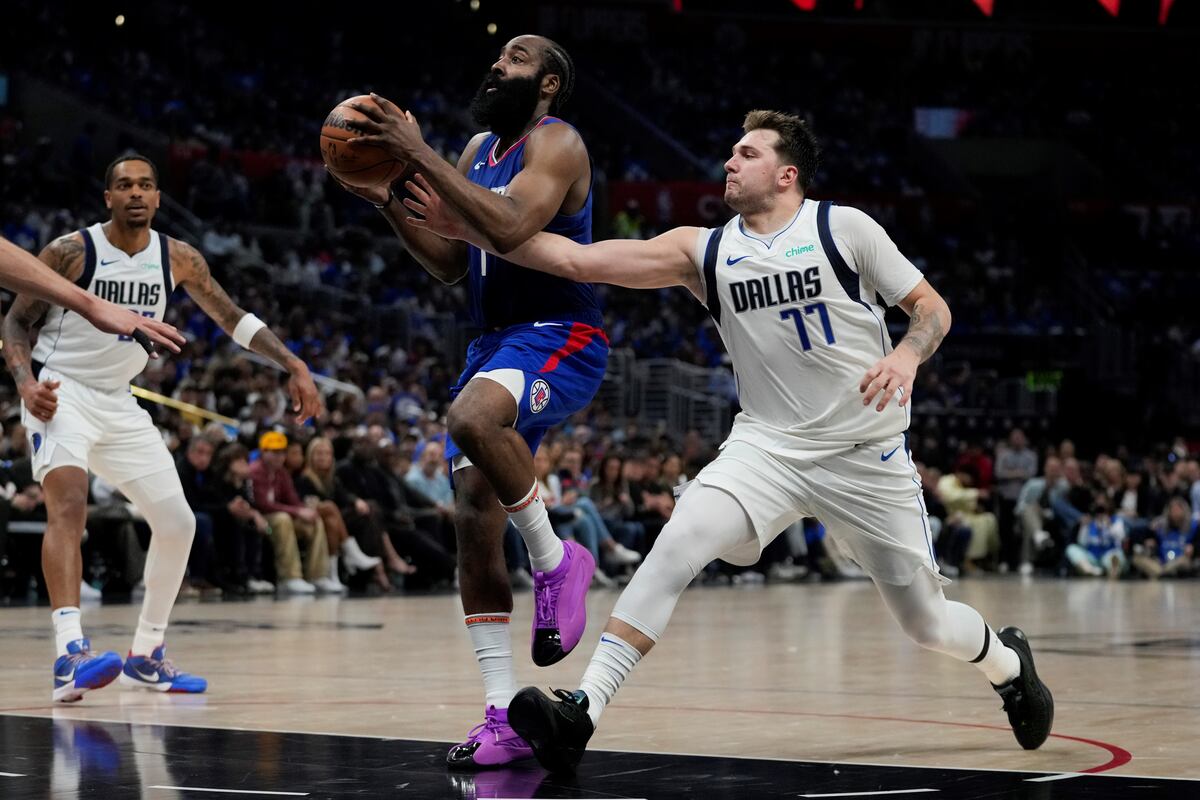 James Hardem y Luka Doncic, dos protagonistas del primer partido de los playoffs de la NBA. (AP)