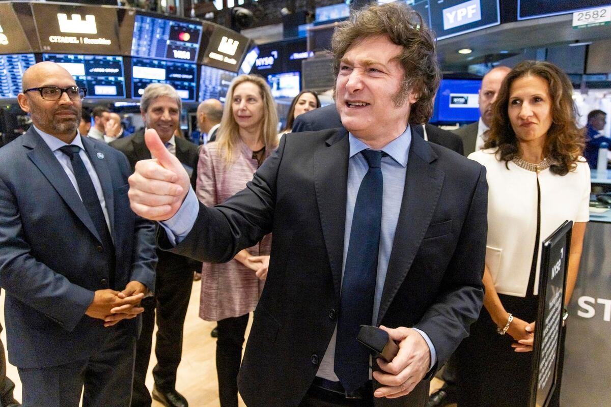 El presidente argentino Javier Milei (C) hace gestos mientras visita la Bolsa de Valores de Nueva York (NYSE) para tocar la Campana de Apertura en Nueva York, Nueva York, EE.UU. Foto: EFE/EPA/JUSTIN LANE