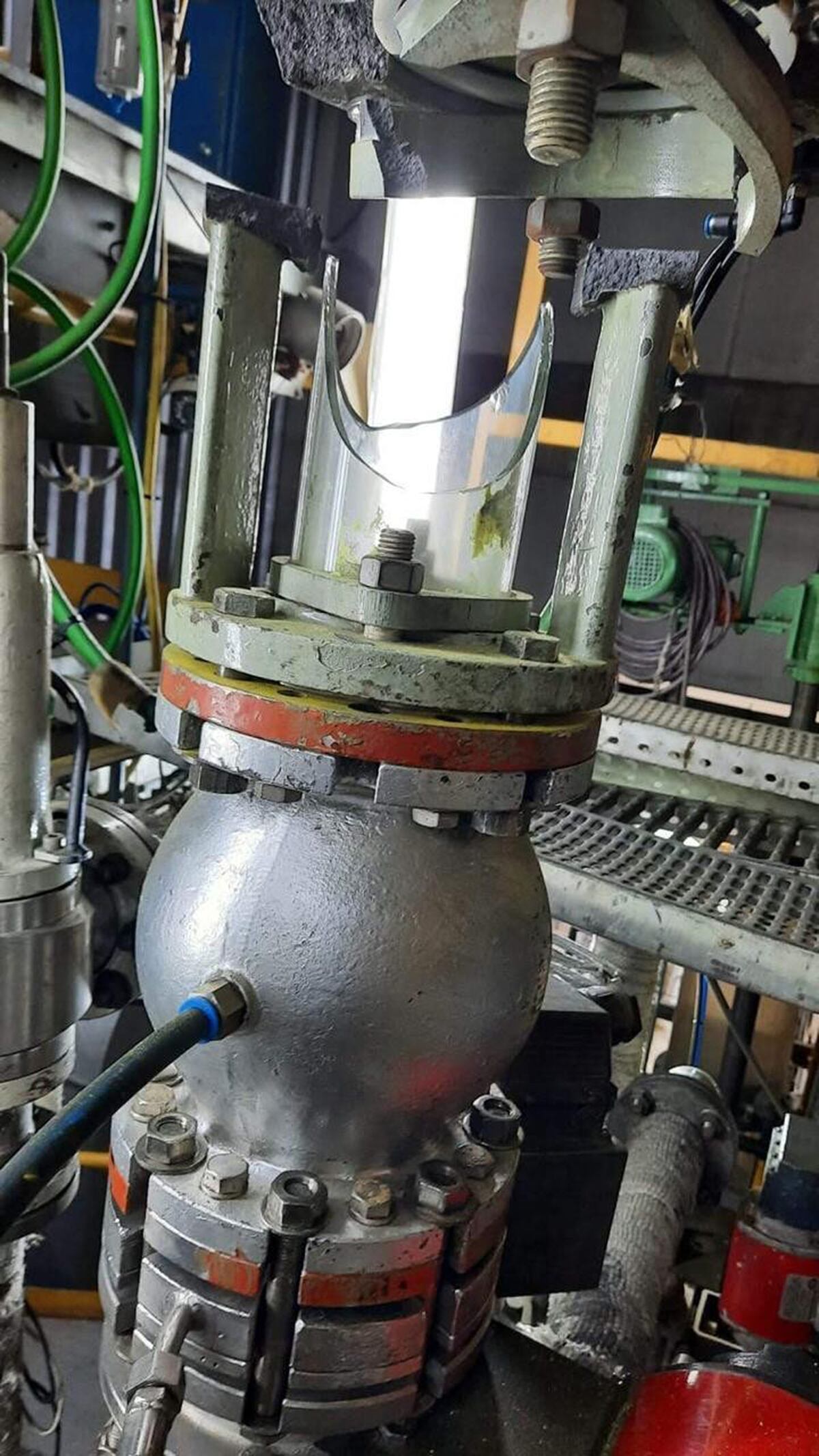 imágenes del proceso de producción de Dioxitek, captura de video institucional. (Captura de video)