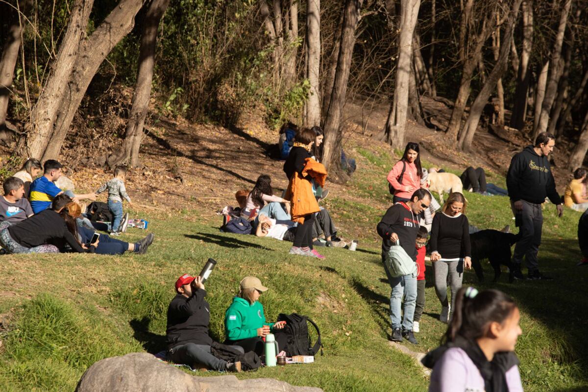 Turistas bajo el sol de la tarde del domingo en un arroyo de Villa General Belgrano. (La Voz)