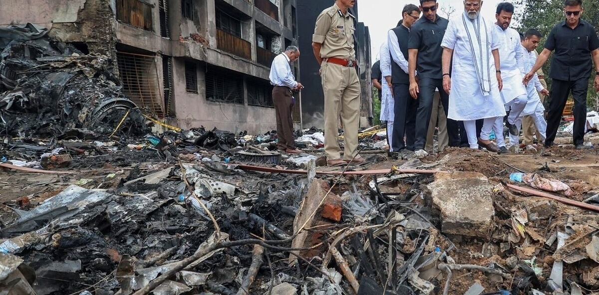 Así quedó la zona residencial donde se estrelló el avión de Air India. (Foto: AP)