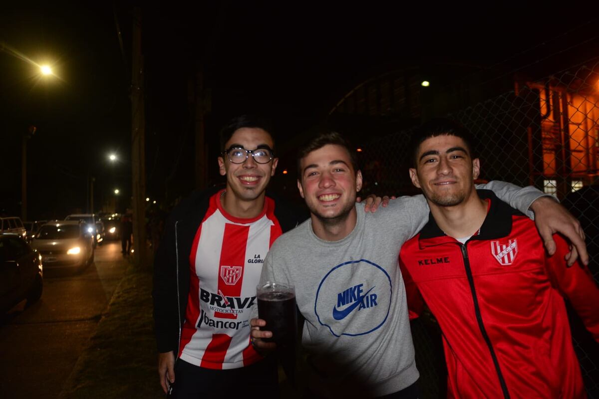 Los hinchas de Instituto y Atenas le pusieron color y calor al clásico (Foto: Javier Ferreyra).