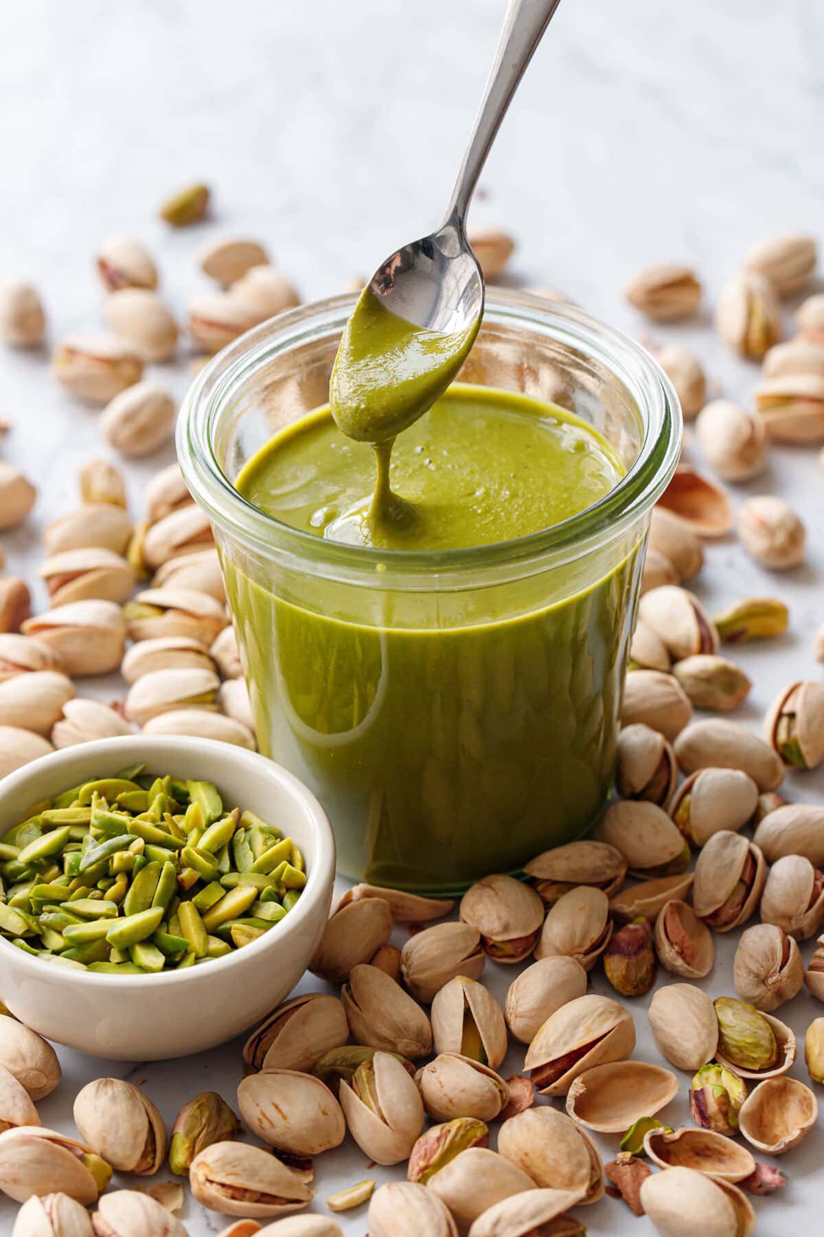 El pistacho es un fruto seco verde y ovalado, protegido por una cáscara dura y ligeramente abierta. (Freepik)