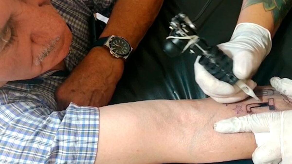 Con 86 años, cumplió su promesa y se tatuó por primera vez. (El Doce)