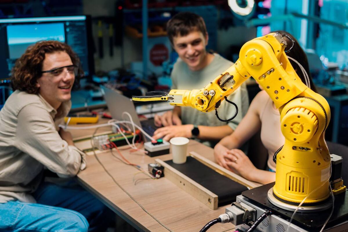 Los cobots permiten que los trabajadores realicen tareas que aporten valor a las compañías. (Freepik)