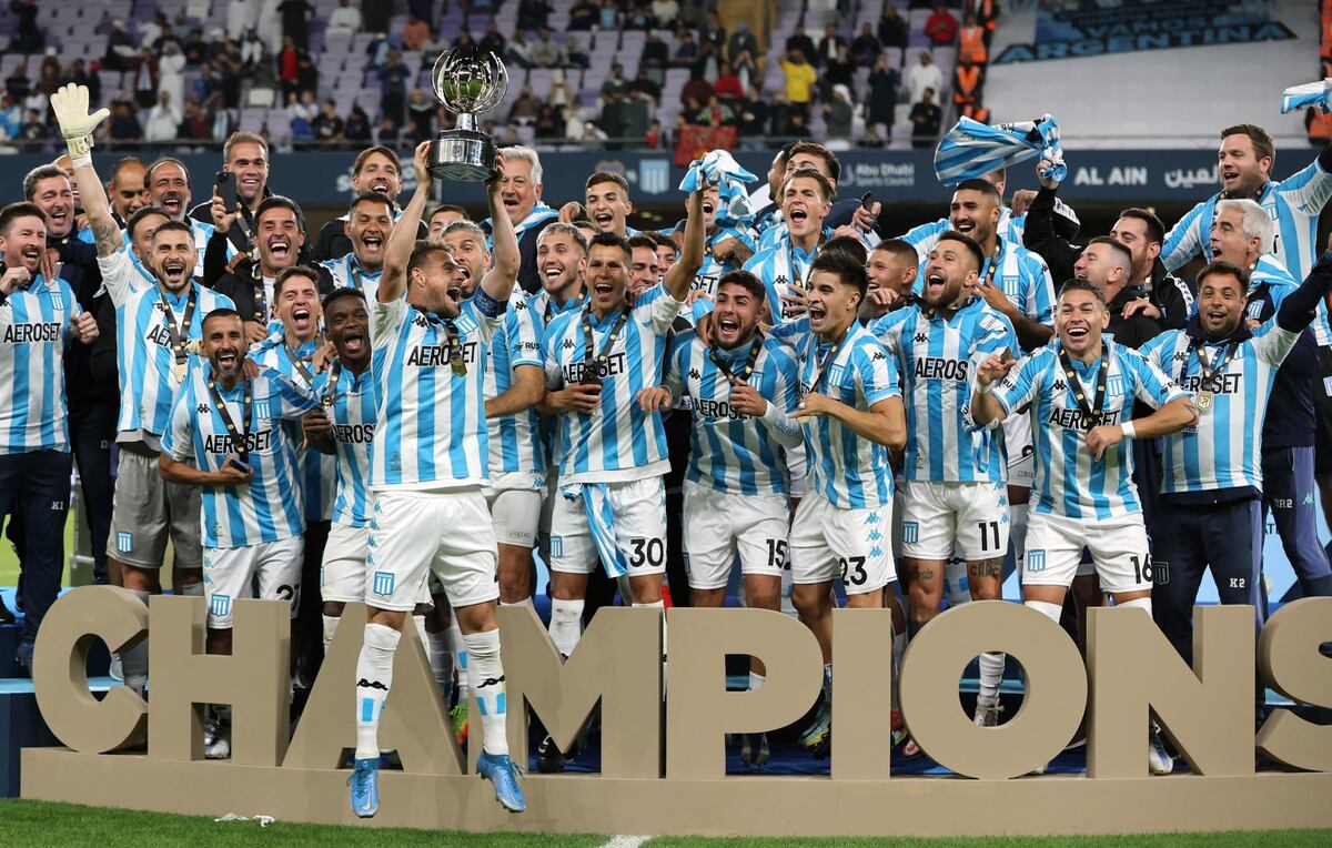 Integrantes de Racing Club celebran con el trofeo tras ganar la final de la Supercopa Argentina de fútbol entre Boca Juniors y Racing Club en Al Ain, Emiratos Árabes Unidos. Foto: EFE/EPA/ALI HAIDER