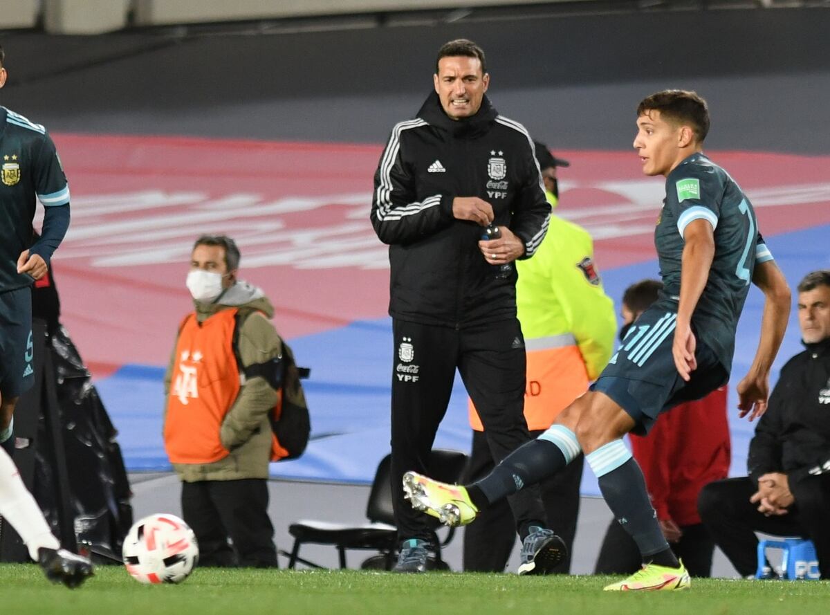 El entrenador Lionel Scaloni, clave para amalgamar el grupo, observa el accionar del cordobés Nahuel Molina. (Gentileza Clarín)