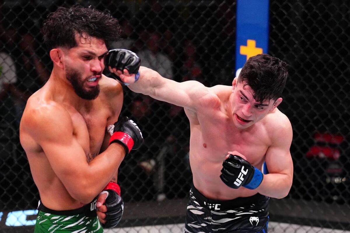 “El Chino” Vallejos (derecha) en plena acción ante el estadounidense Danny Silva en el combate que disputó el 2 de agosto pasado. La contienda de peso pluma terminó con victoria para el argentino por decisión unánime. (Crédito: X/@ElChinoVallejos)