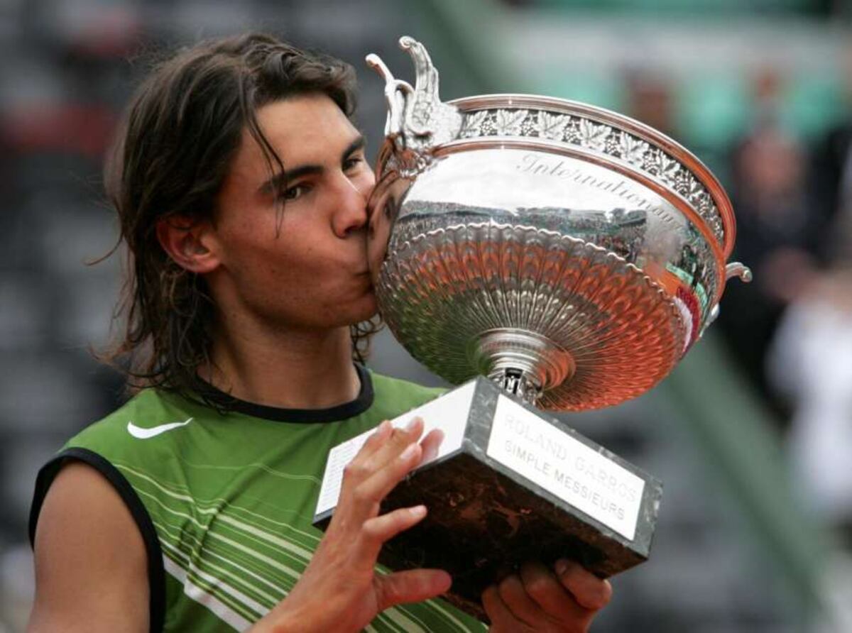 El primer beso de Rafa. En 2005, el español conquistó en París su primer trofeo de Grand Slam. (AP / Archivo)