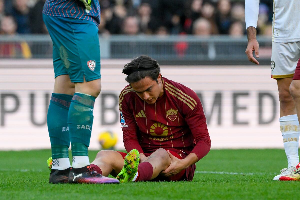 Paulo Dybala, atacante argentino de la Roma, se sujeta la pierna tras lesionarse en el partido contra Cagliari de la Serie A, el domingo 16 de marzo de 2025, en Roma. (Fabrizio Corradetti/LaPresse vía AP)