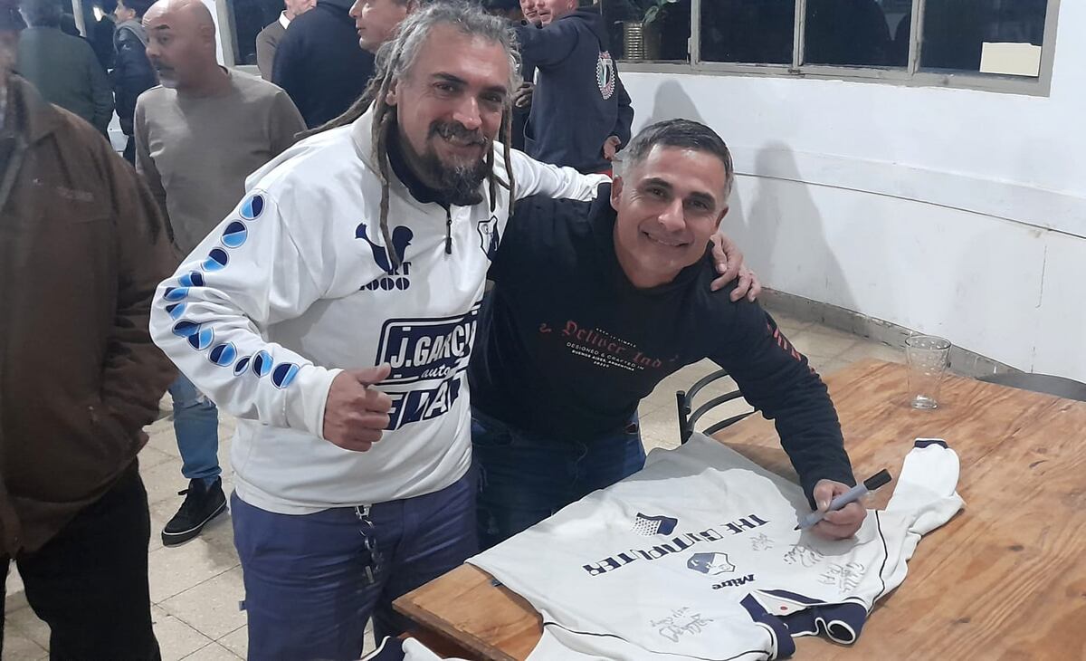 Los hinchas de Juniors pidieron fotos y autógrafos en una noche plagada de recuerdos (Foto: Prensa GPJ).