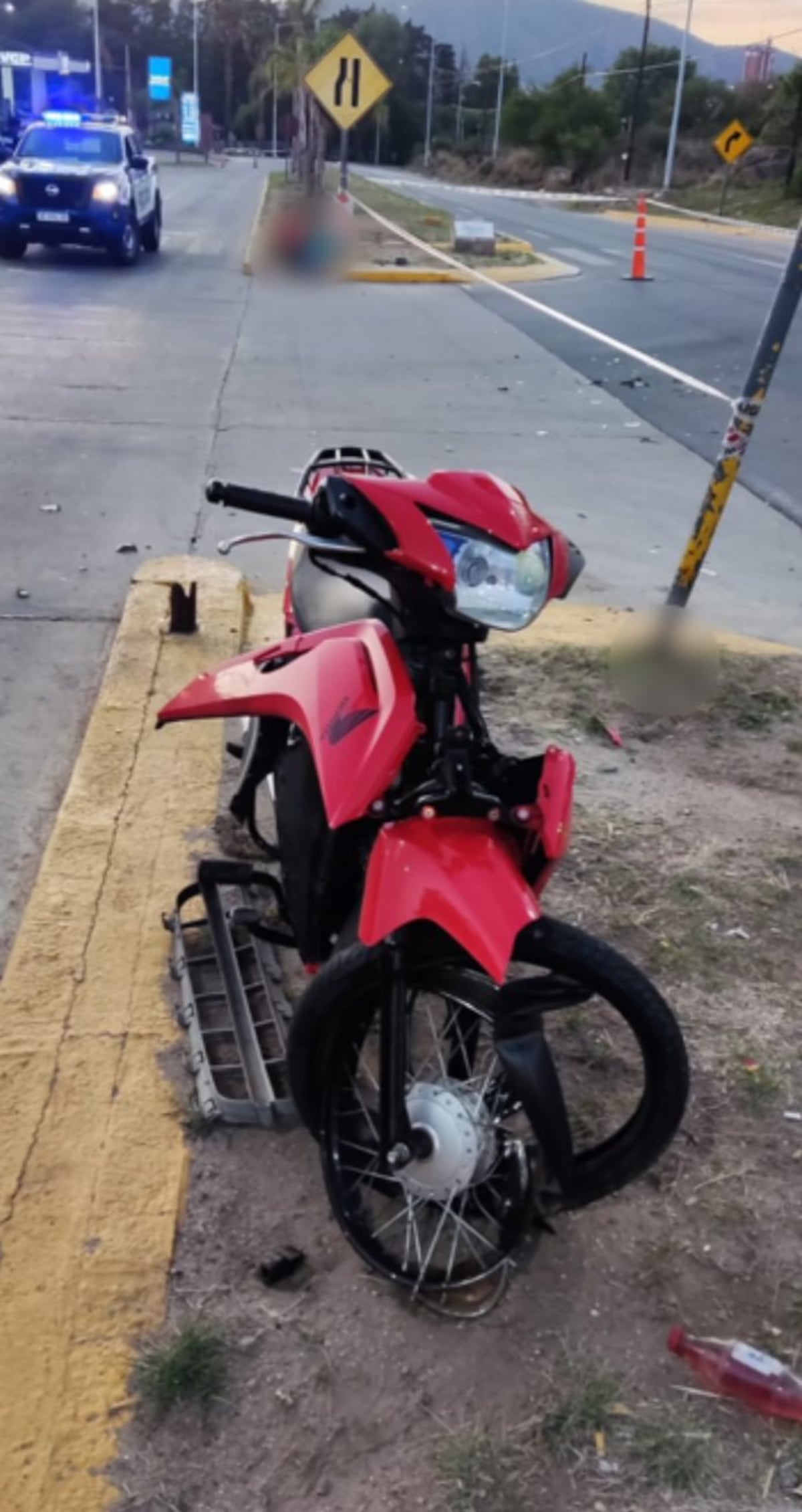 La moto tras el impacto. (Policía)