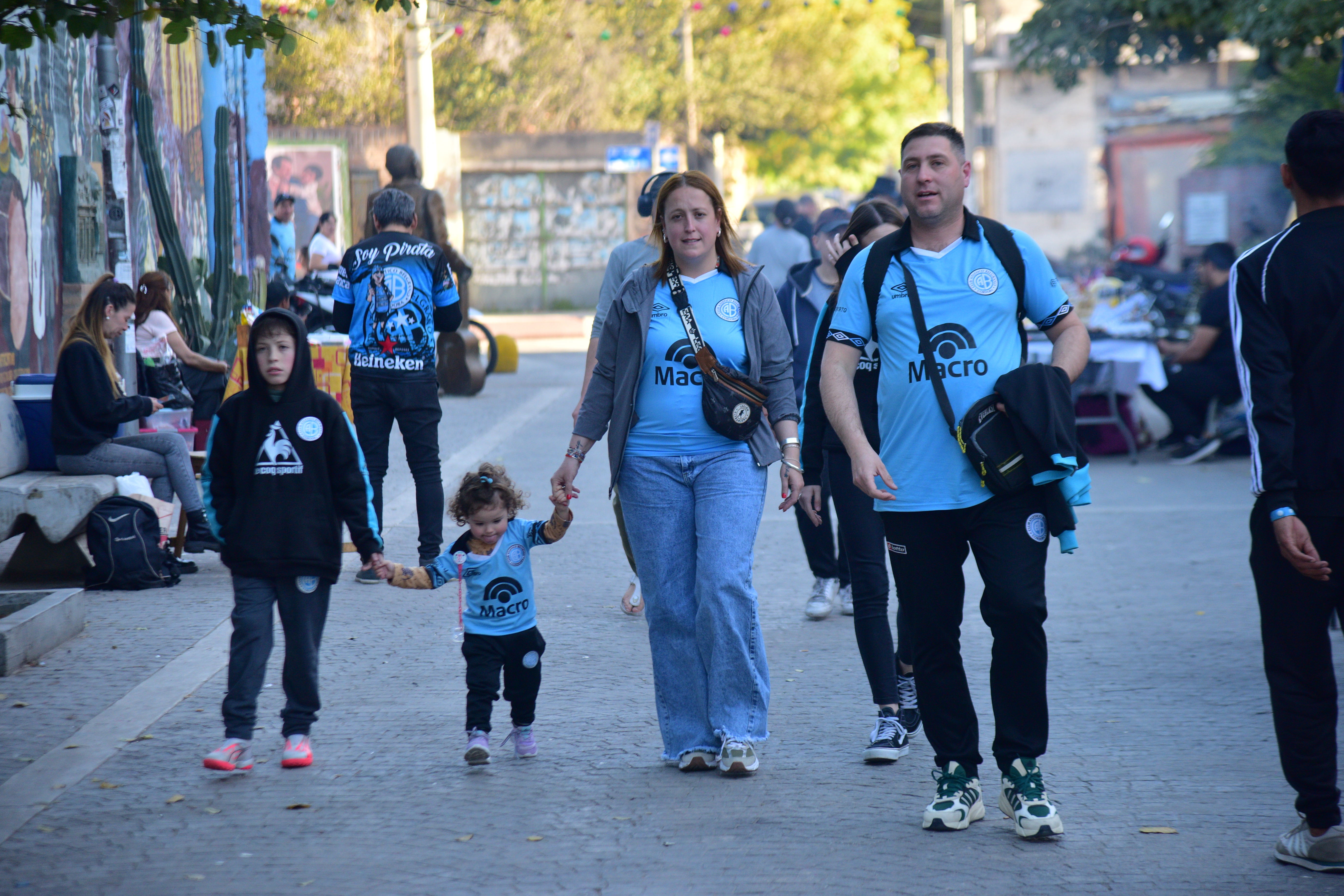 La previa de los hinchas de Belgrano en el pasaje Aguaducho del barrio Alberdi. (Pedro Castillo / La Voz)