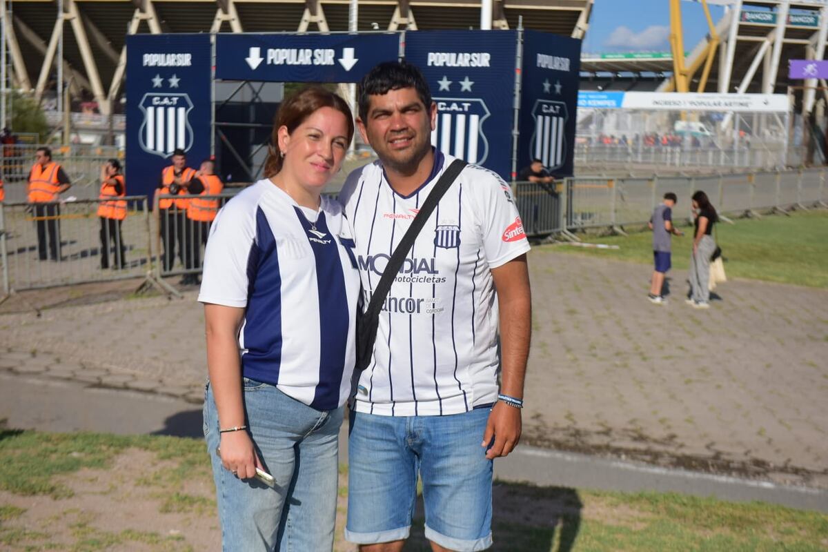 Talleres y sus hinchas en la previa del partido ante Gimnasia de Mendoza, por la fecha 5 del Torneo Apertura. (Nicolás Bravo / La Voz).