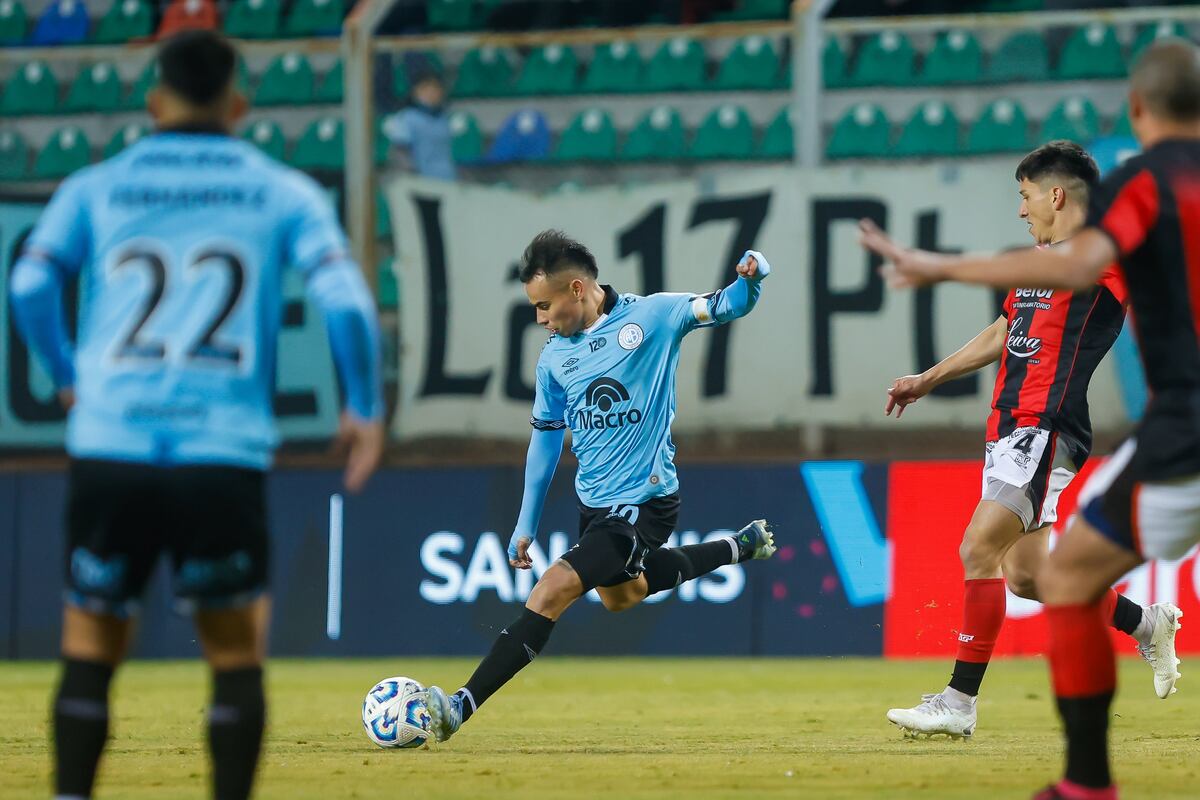 Lucas Zelarayán, de Belgrano, en el partido de Copa Argentina. (Prensa Belgrano).