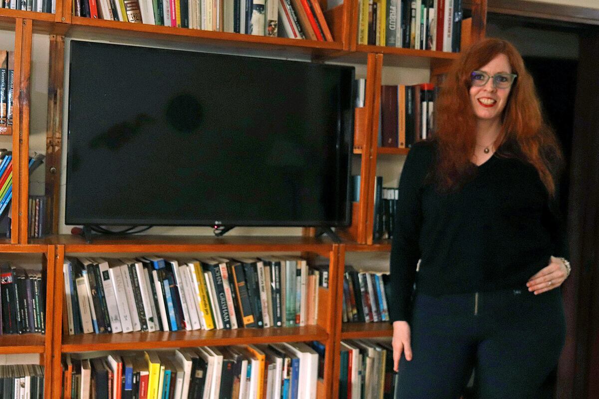 Viviana Postay usa el humor para reflexionar sobre los desafíos de la gestión de una escuela. (La Voz)