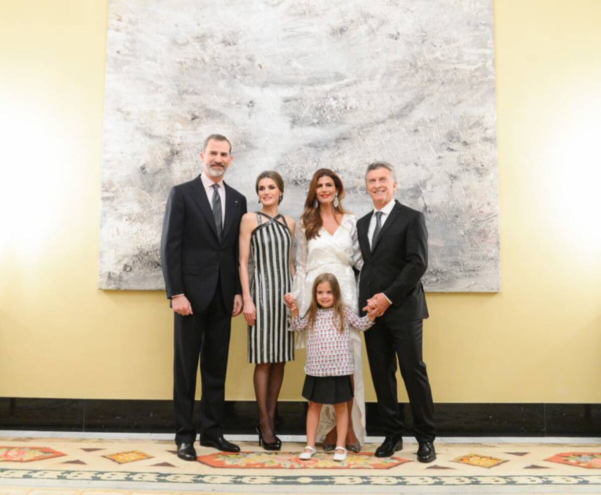 Juliana Awada y Mauricio Macri junto a su hija Antonia en la cena para los reyes de España