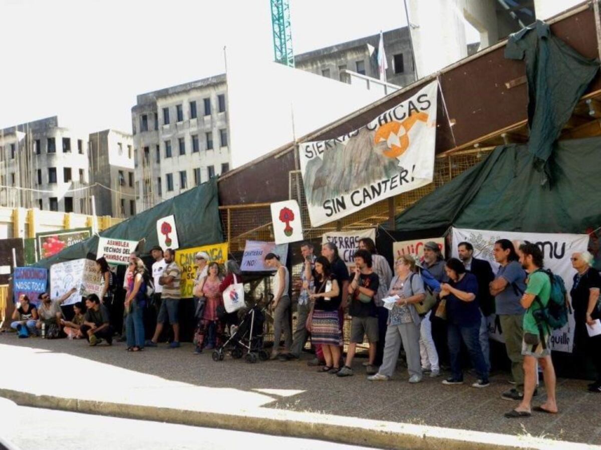 Lucha. La Asamblea de Vecinos de Chavascate se manifiestó en la zona de Candonga y en Tribunales 2 para que no se construyera en zona roja. (Archivo)