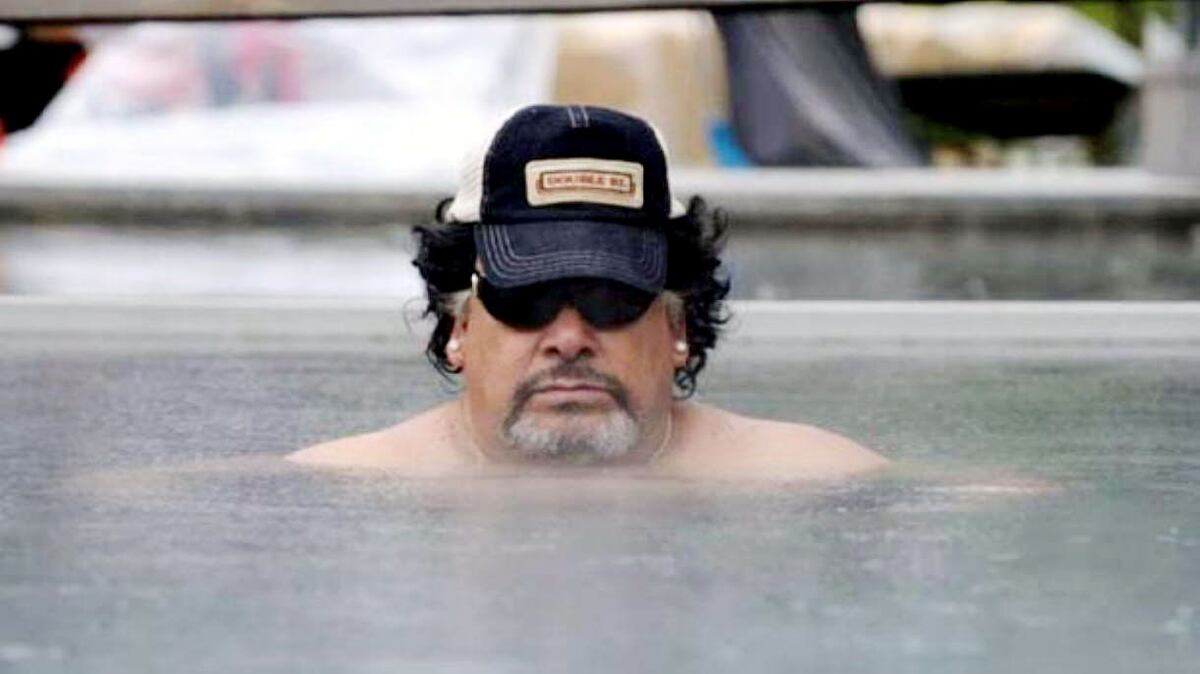 Roly Serrano, igualito a Maradona.