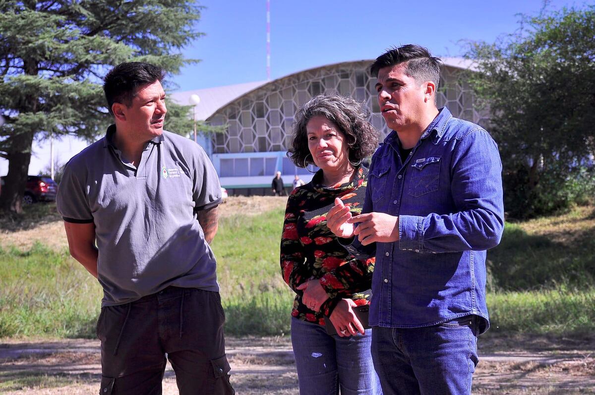 Embalse. El intendente Mario Rivarola en el predio del polideportivo del complejo hotelero estatal. (Municipalidad)