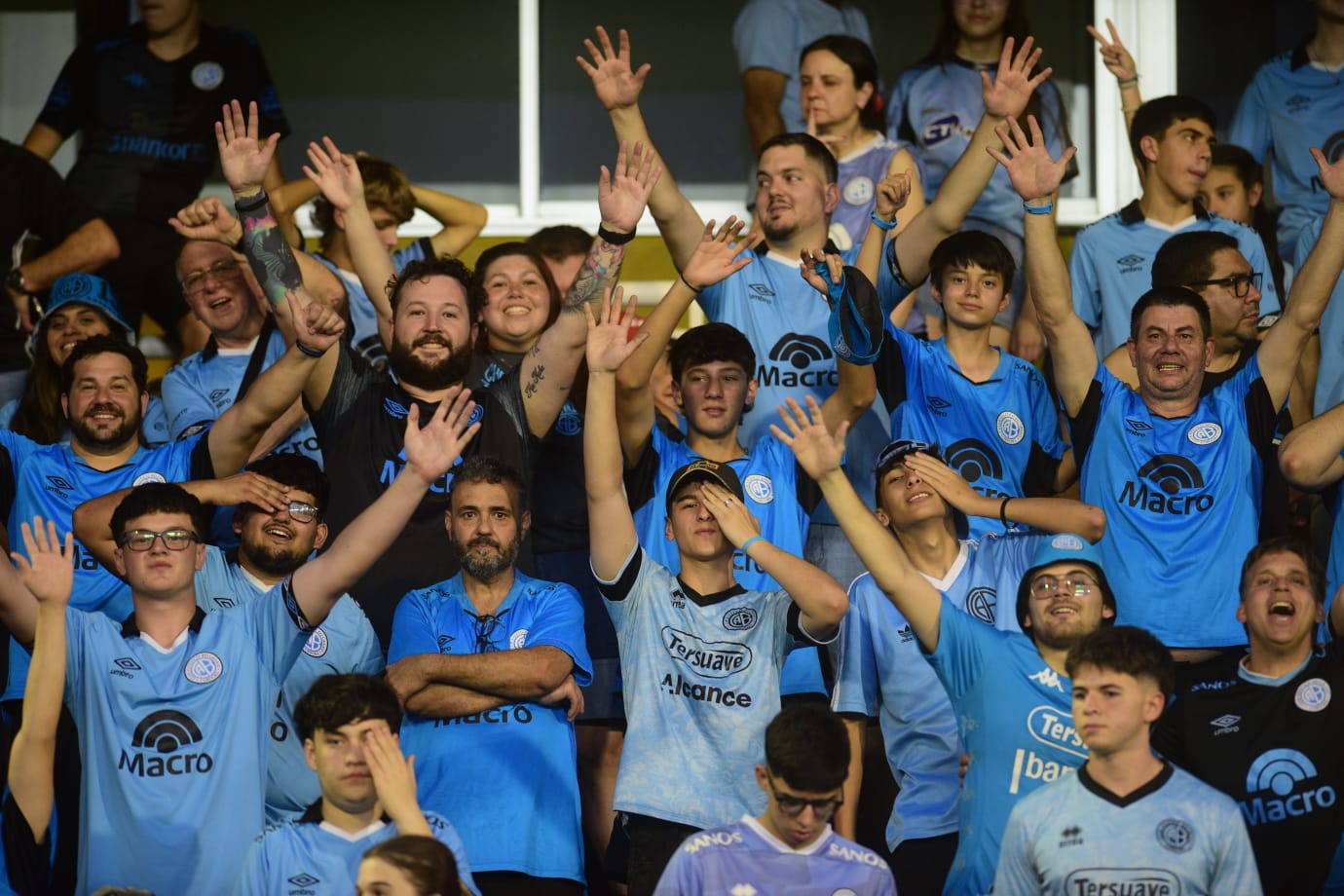 Los hinchas de Belgrano en la cancha de Rosario Central. (José Gabriel Hernández / La Voz).