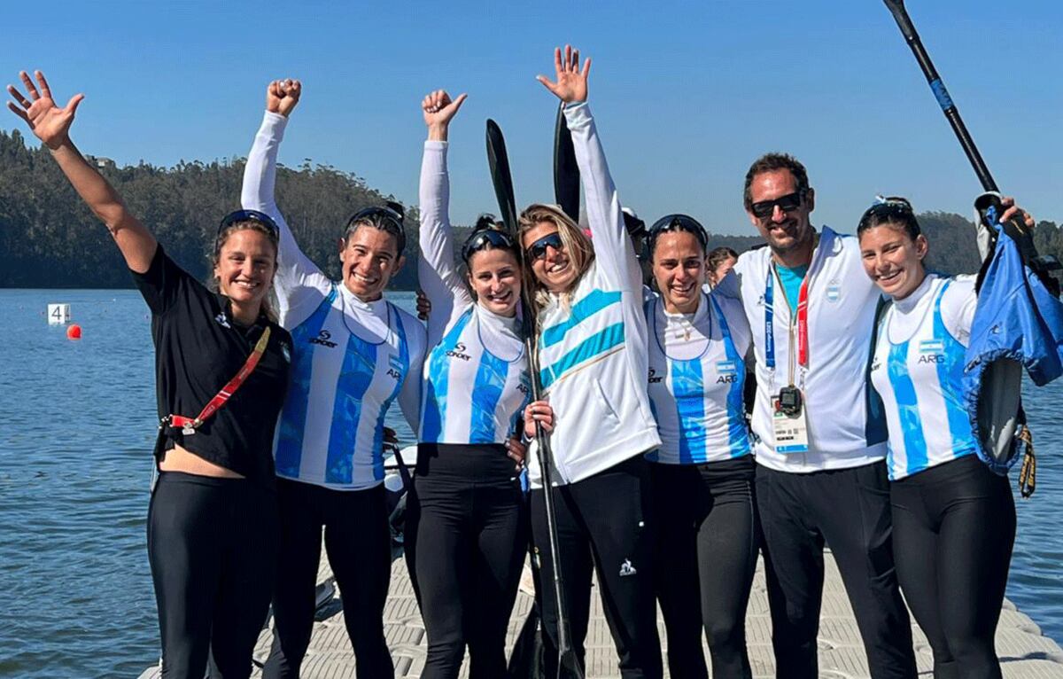 Isequilla-Sequeira-Dalto Aziz-Ameghino y equipo celebran el podio en el K4 500 metros. (Prensa COA)