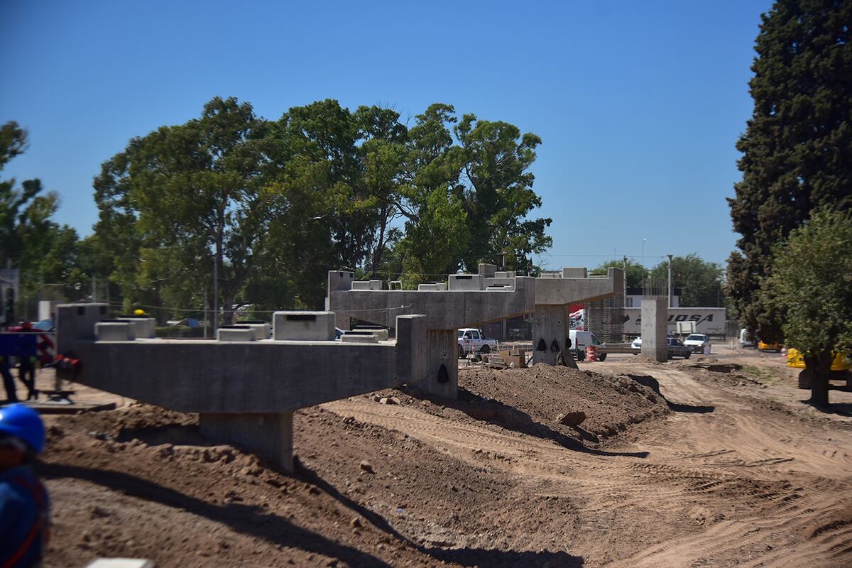 Comienza el montaje de las primeras vigas del viaducto que se construye en la avenida Vélez Sársfield. (Pedro Castillo / La Voz)