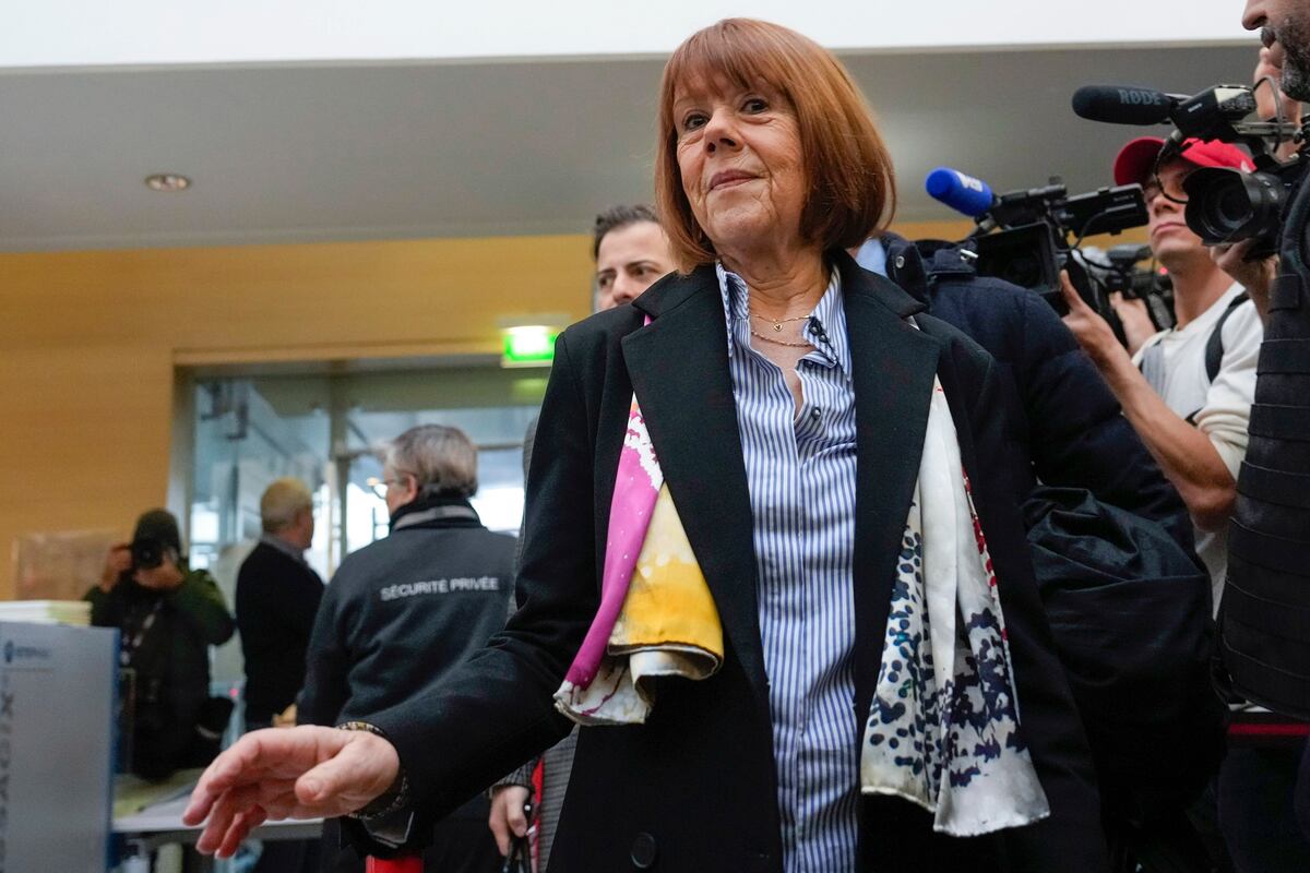 ARCHIVO - Gisèle Pelicot, que fue drogada por su ahora exmarido para que él y otras personas pudieran agredirla, llega al juzgado con una bufanda estampada con ilustraciones de Mulyatingki Marneymartu, pintora indígena martu, en Aviñón, sur de Francia, el 19 de diciembre de 2024. (AP foto/Lewis Joly, archivo)