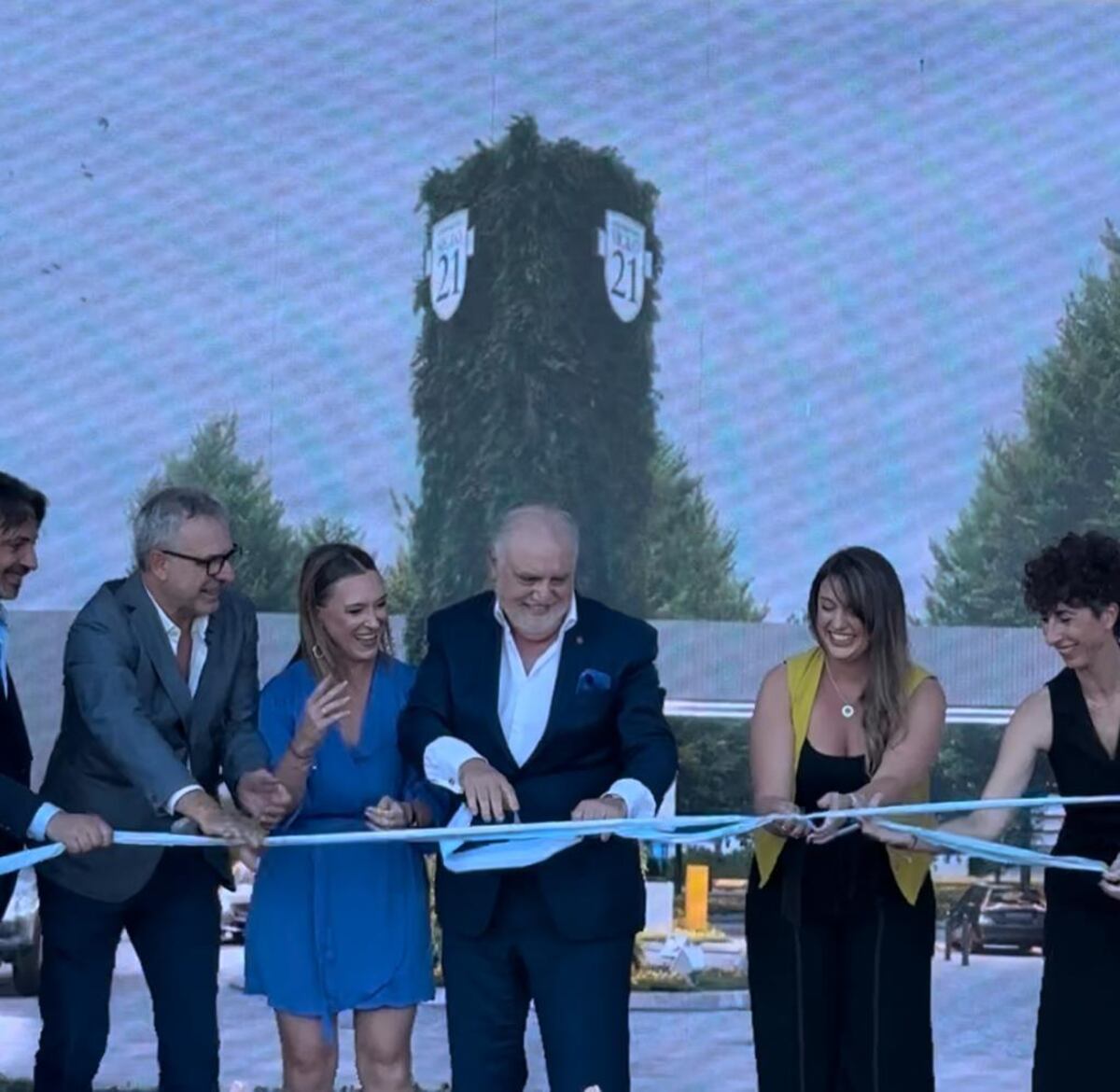 Mendé, Rabbat y equipo en la inauguración del pórtico de ingreso al Campus de la Universidad. (Gentileza)
