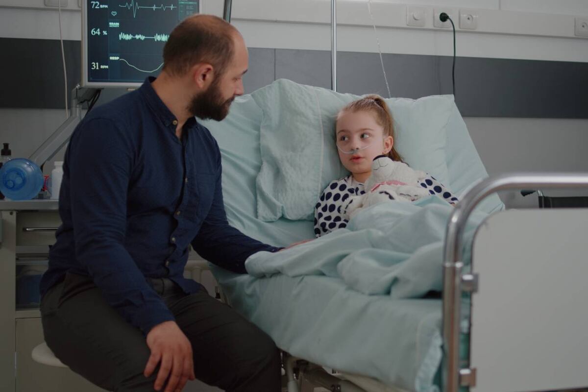 Padre acompaña a su hija internada. (Freepik)