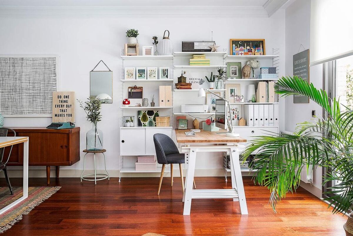 Colores claros, madera y vegetación en este cuarto de estudio – Ph:.@pinterest / Ferrocons