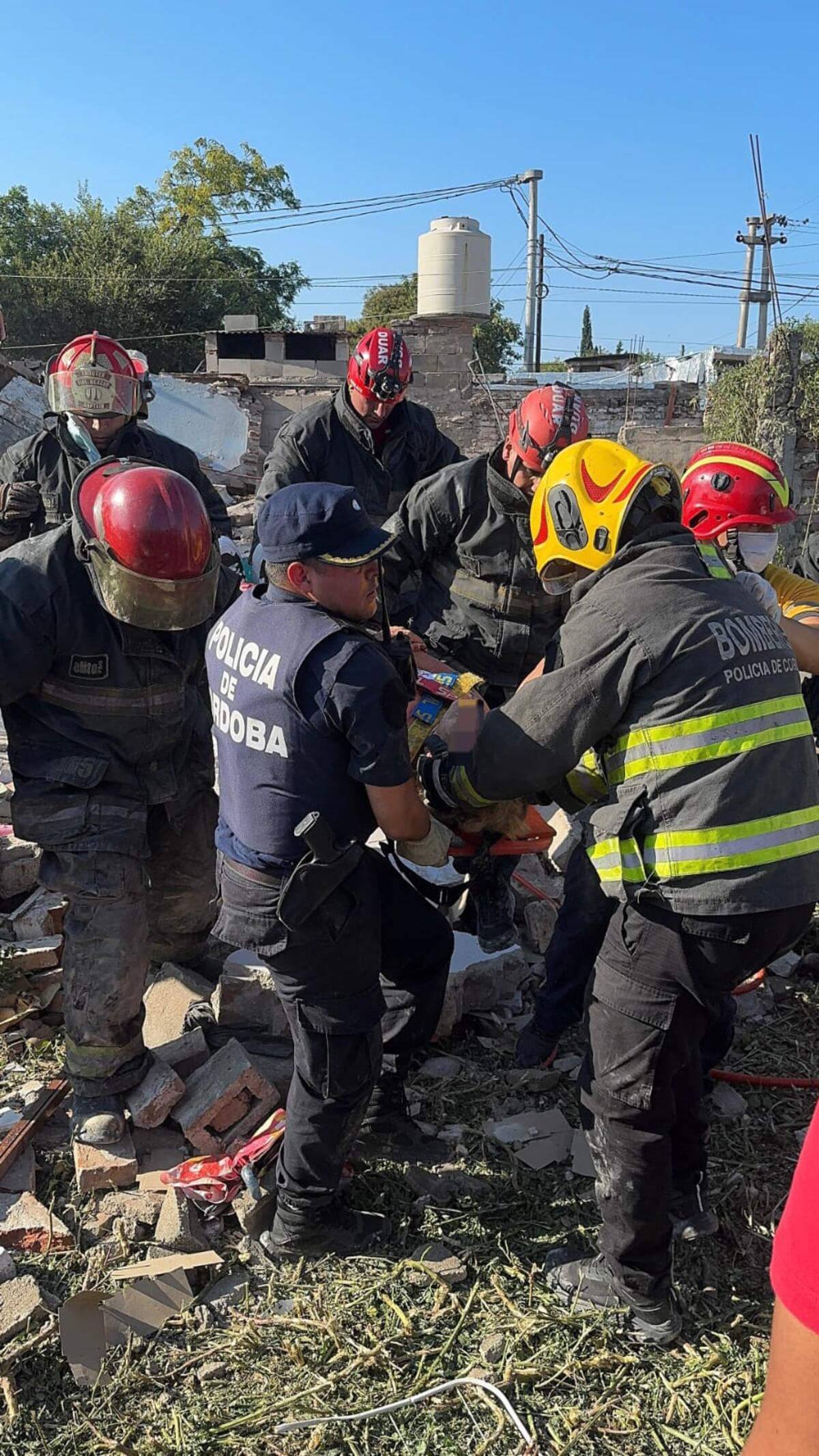 Córdoba: colapsó el techo de una vivienda en Villa El Libertador tras una presunta explosión. (Policía)