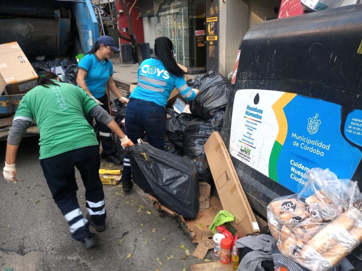 Recolección de residuos durante la jornada de este lunes en la capital. (Municipalidad de Córdoba)