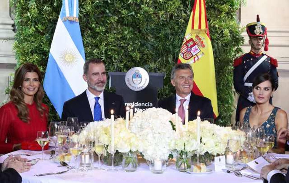 Los reyes de España junto a Macri y su esposa. / AFP. Presidencia