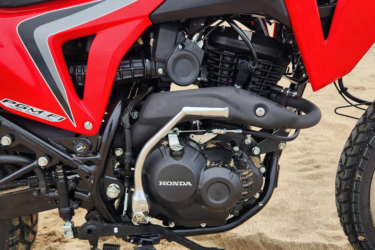El motor es de 184 cc con inyección electrónica con 15,6 CV,.