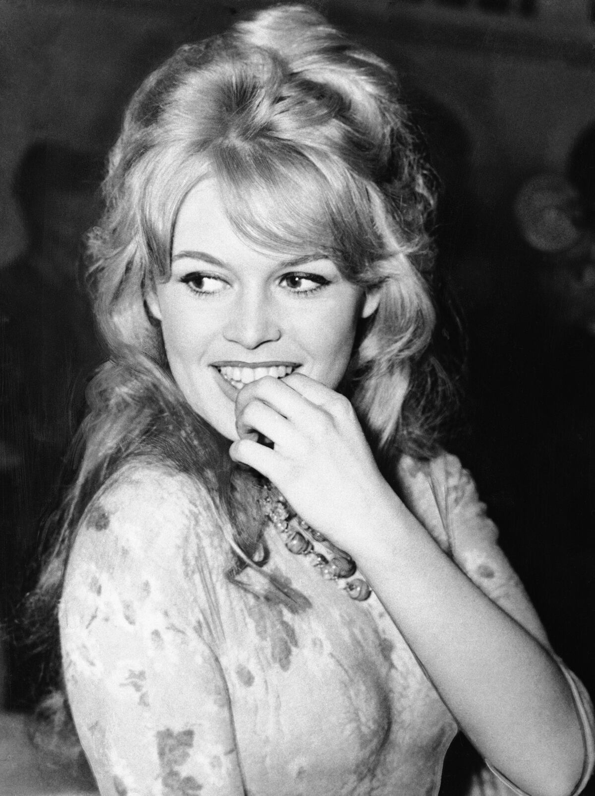 Brigitte Bardot aparece en el Hotel Mount Royal de Londres el 9 de abril de 1959. (AP /Dave Dawson, Archivo)