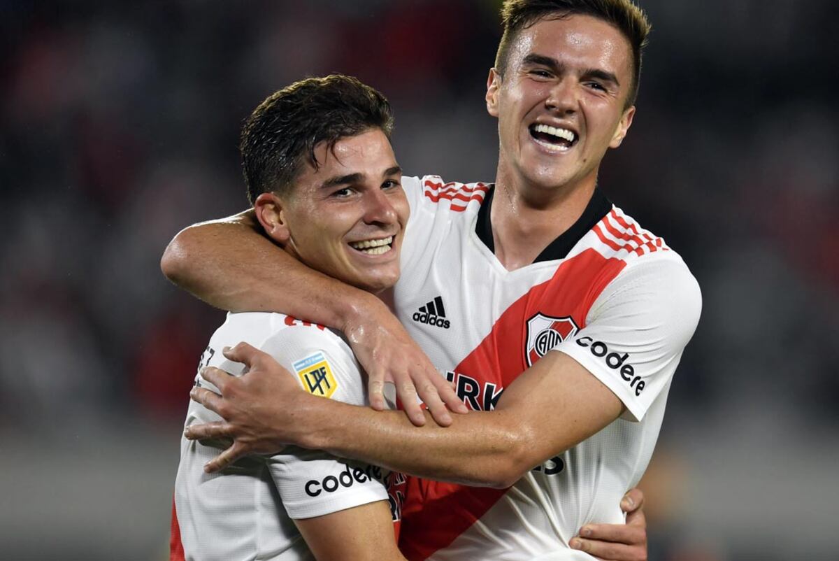 Julián Álvarez y Agustín Palavecino lucen el auspicio de Codere en la camiseta.