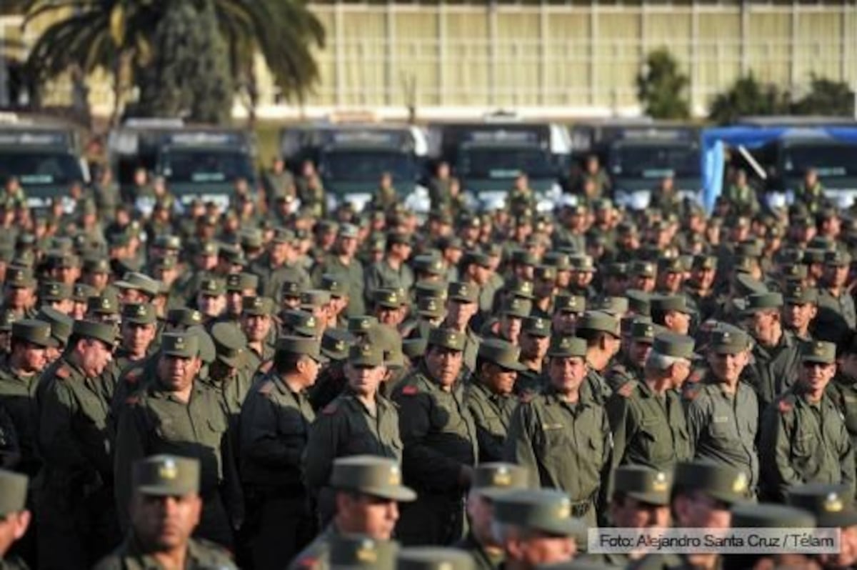 En abril, el Gobierno había enviado cuatro mil gendarmes al conurbano bonaerense. Ahora son seis mil para custodiar estaciones de tren. (Télam)