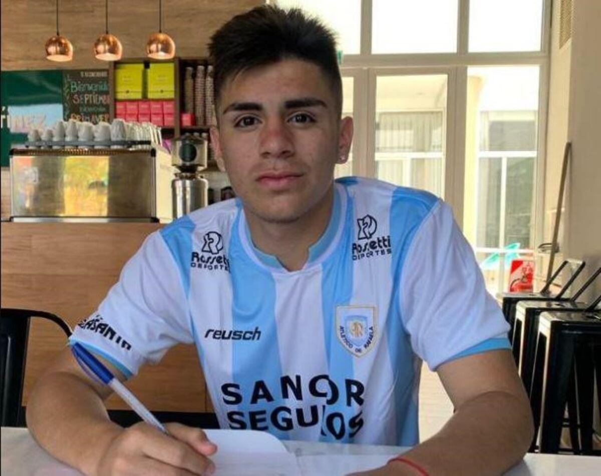 Alex Luna cuando firmó su primer contrato con Atlético Rafaela.