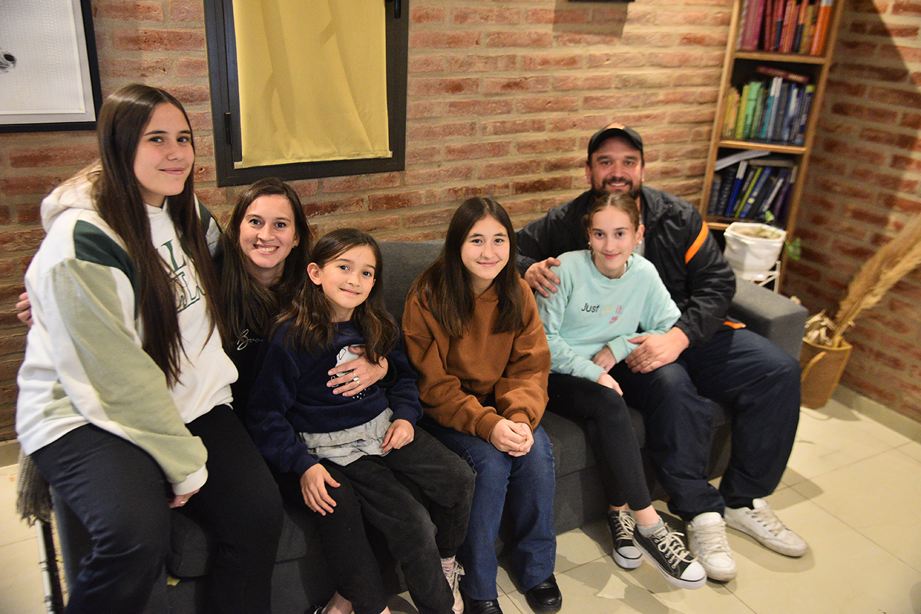 Gabriela, Melisa, Nina, Isabella, Catalina y Nicolás Dalmasso en el sillón de su casa. (Pedro Castillo / La Voz)