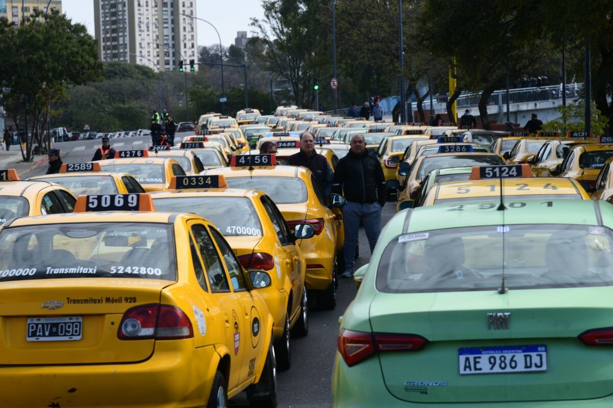 Taxistas y rermiseros sumaron varias marchas contra la regulación de Uber y otras aplicaciones de movilidfad urbana. ( Ramiro Pereyra/ La Voz)