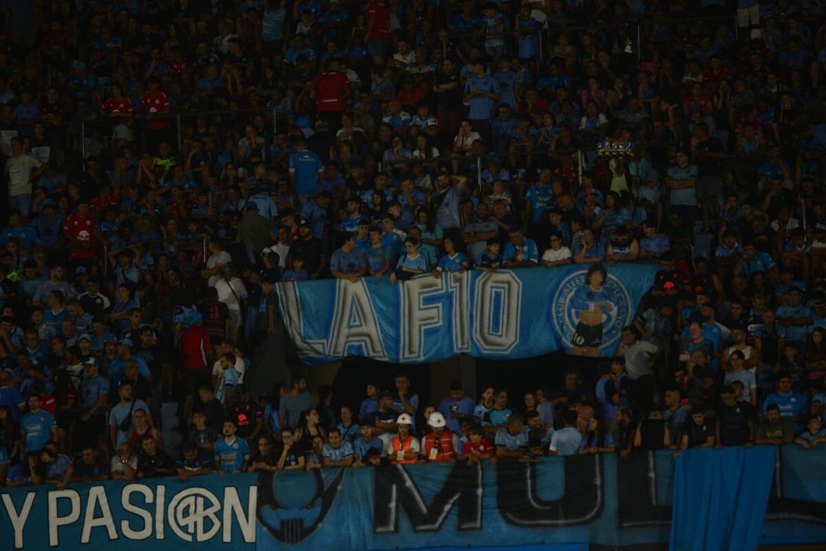 Las banderas de Belgrano en el Gigante de Alberdi en el partido ante Sarmiento por la Copa de la Liga Profesional 2024. (Javier Ferreyra / La Voz)